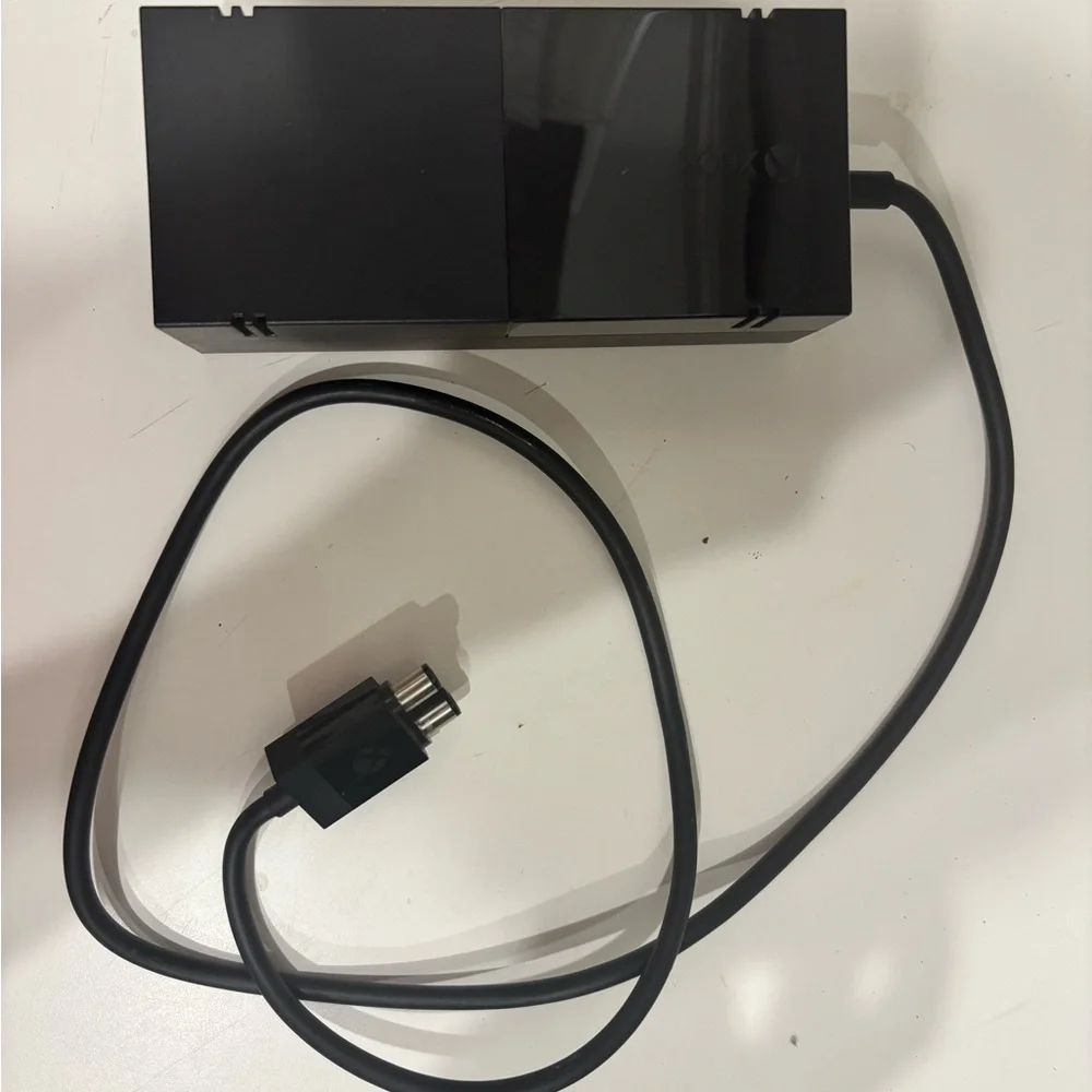 Xbox Console in Black - Picture 4 of 8